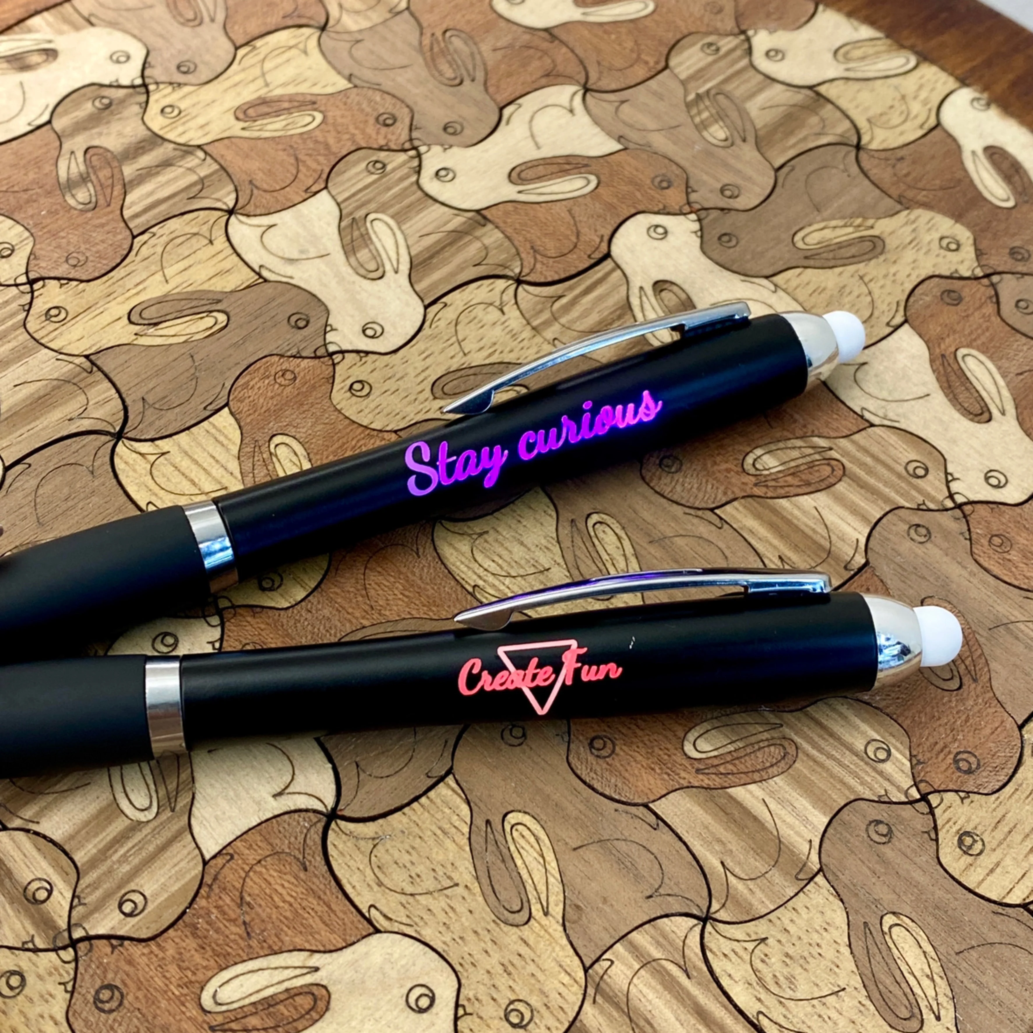 Schwarze Stylus-Kugelschreiber mit mehrfarbigen LED-Lichtern (10 Stück) - Image 7