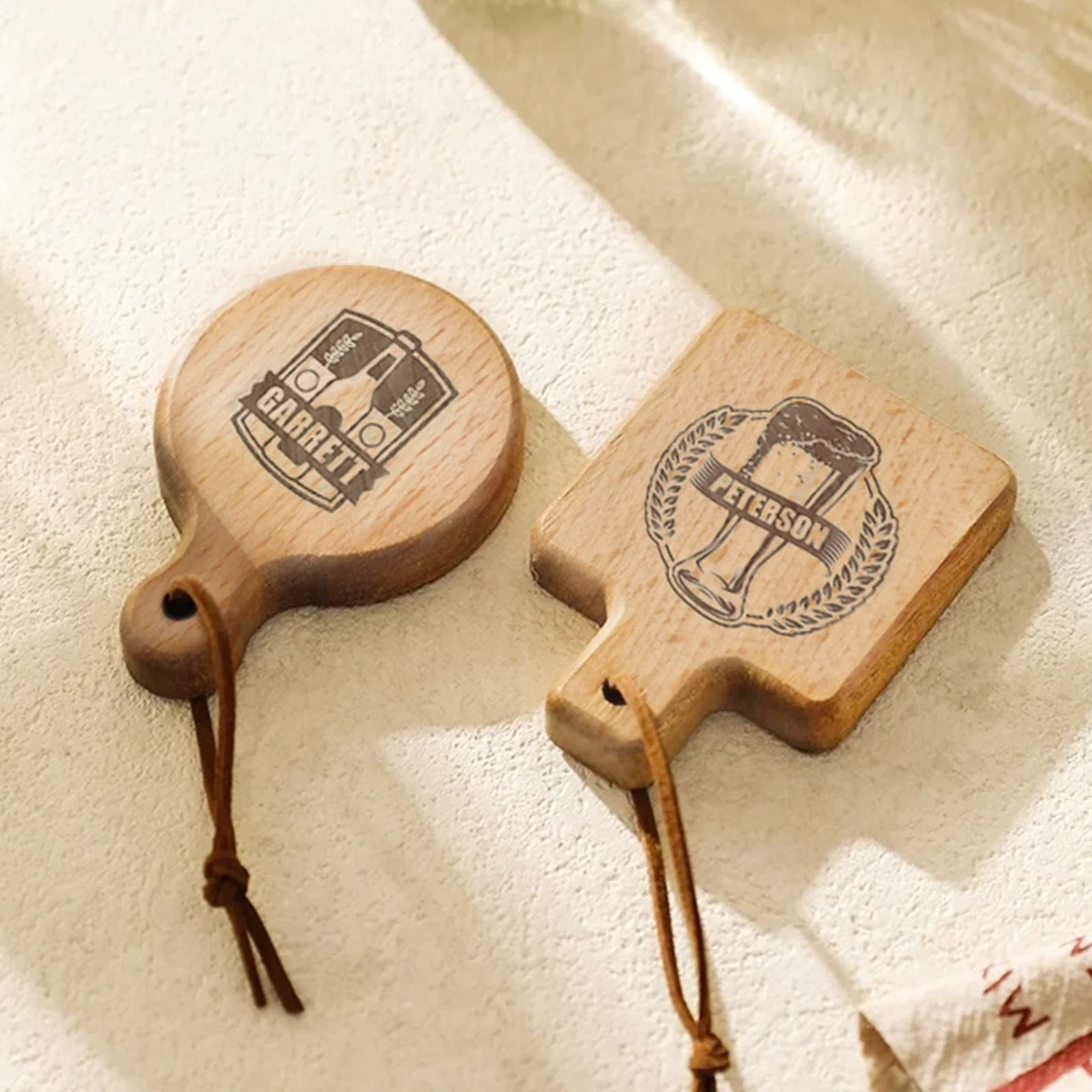 Runder und quadratischer magnetischer Flaschenöffner aus Holz (2 Stk.) - Image 2